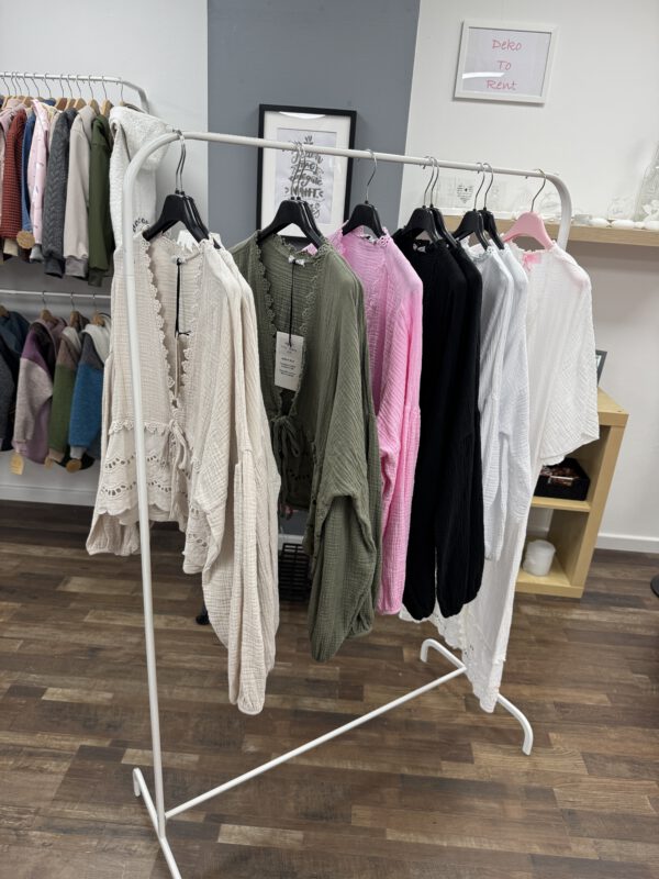 Damen lange  Musselinbluse mit Spitze – Bild 2